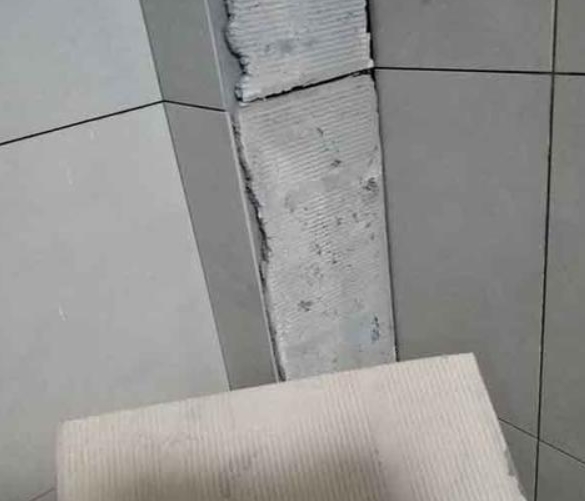 东明瓷砖空鼓维修公司分享下厨房瓷砖脱落的补救措施。